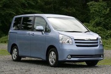 2007 トヨタ ノア - ホイール＆タイヤサイズ、PCD、オフセット、および