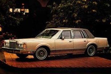 リンカーン タウンカー - 各年式と世代のリム仕様、タイヤ仕様、PCD
